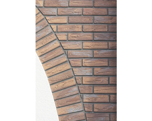 Detail murovanej steny s tehlami v polkruhu