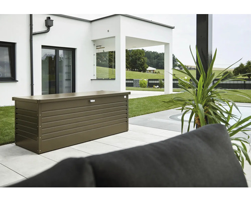 Kovová záhradná truhlica vo vonkajšom prostredí