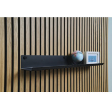 Nástenná polica s glóbusom a rámčekom na fotografie na drevenej stene