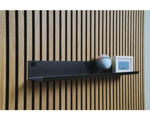 Nástenná polica s glóbusom a rámčekom na fotografie na drevenej stene