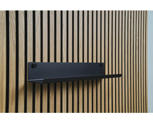 Čierna nástenná polica na drevenej obkladovej stene