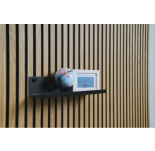 Dekoratívny dizajn stien s drevenými panelmi, policou, glóbusom a rámom na fotografie