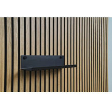 Čierna polica na drevenej obloženej stene