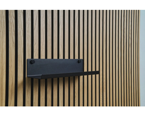 Čierna polica na drevenej obloženej stene