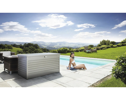 Scéna s úložným boxom z kovu, bazénom a ženou