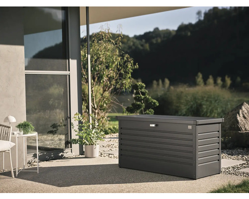 Sivý záhradný box na terase pred domom