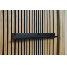 Čierna nástenná polica na drevenej lamelovej stene