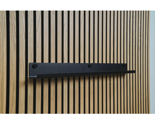 Čierna nástenná polica na drevenej lamelovej stene
