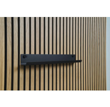 Drevený nástenný panel s čiernou policou