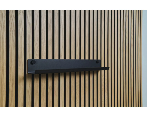 Drevený nástenný panel s čiernou policou