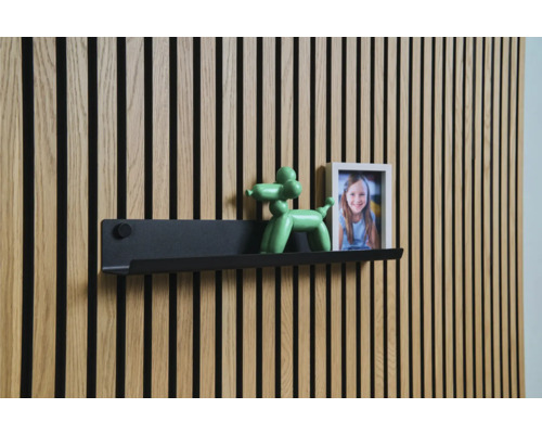 Stenové panely s policou, dekoráciou a rámom na fotografie