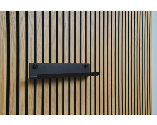 Akustický panel s čiernou nástennou policou