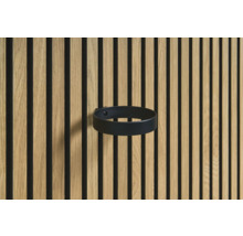 Držiak na nápoje v čiernej farbe na drevenej lamelovej stene