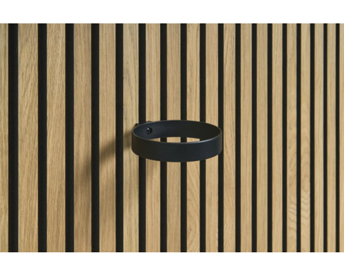 Držiak na nápoje v čiernej farbe na drevenej lamelovej stene