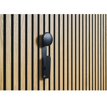 Drevený stenový panel s čiernym vešiakom na oblečenie