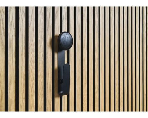 Drevený stenový panel s čiernym vešiakom na oblečenie