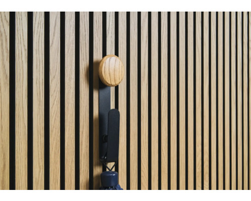 Stena z drevených panelov s vešiakom a dáždnikom