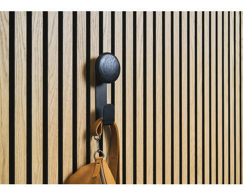 Drevená stena s háčikom a kabelkou