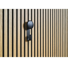 Drevený obklad s čiernym háčikom na šaty