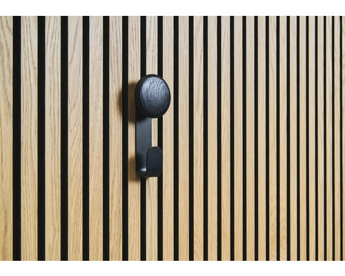 Drevený obklad s čiernym háčikom na šaty