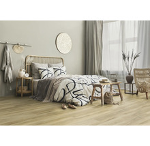 Svetlá spálňa s posteľou, závesmi a drevenou podlahou