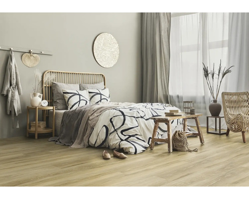 Svetlá spálňa s posteľou, závesmi a drevenou podlahou