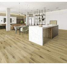 Svetlá obývacia izba s drevenou podlahou, jedálenským stolom a kuchynským ostrovom