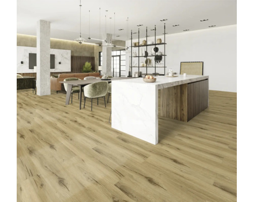 Svetlá obývacia izba s drevenou podlahou, jedálenským stolom a kuchynským ostrovom