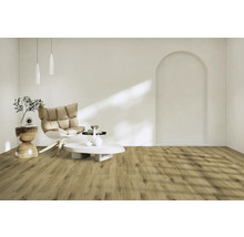 Obývacia izba s kreslom, konferenčným stolíkom a podlahou s dreveným vzhľadom