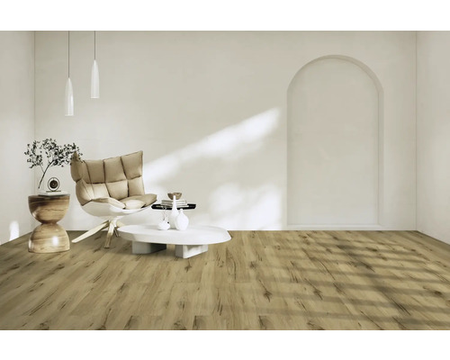 Obývacia izba s kreslom, konferenčným stolíkom a podlahou s dreveným vzhľadom