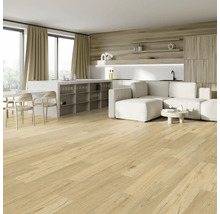 Svetlá obývacia izba s drevenou podlahou, pohovkou a kuchynským kútom