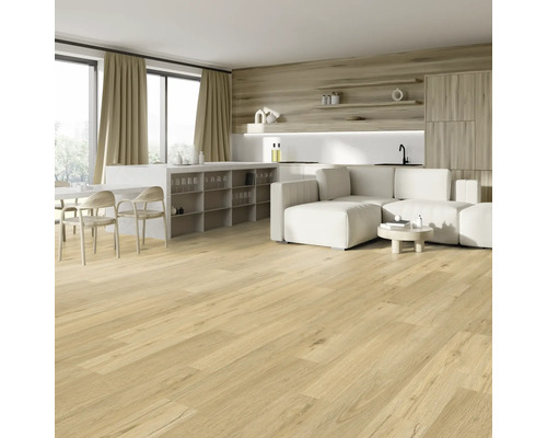 Svetlá obývacia izba s drevenou podlahou, pohovkou a kuchynským kútom