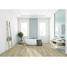 Svetlá kúpeľňa s vaňou, umývadlami a dreveným rebríkom