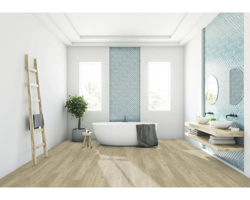 Svetlá kúpeľňa s vaňou, umývadlami a dreveným rebríkom