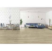 Svetlý obývací priestor s drevenou podlahou, sedačkou a jedálenským stolom