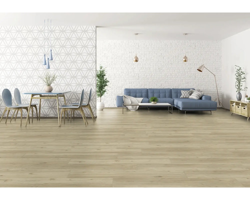 Svetlý obývací priestor s drevenou podlahou, sedačkou a jedálenským stolom