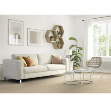 Svetlá obývacia izba s pohovkou, policami a dekoráciami