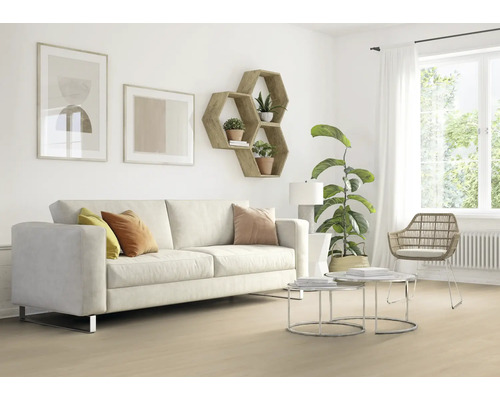 Svetlá obývacia izba s pohovkou, policami a dekoráciami