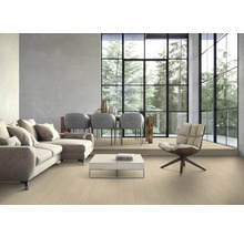 Obývacia izba s pohovkou, stoličkami, stolom a veľkým oknom s výhľadom na stromy