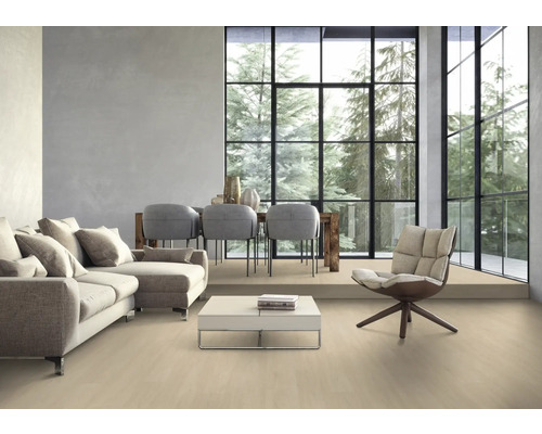 Obývacia izba s pohovkou, stoličkami, stolom a veľkým oknom s výhľadom na stromy