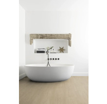 Kúpeľňa s voľne stojacou vaňou, úložným priestorom a dekoratívnymi prvkami pre svetlú a priestrannú atmosféru