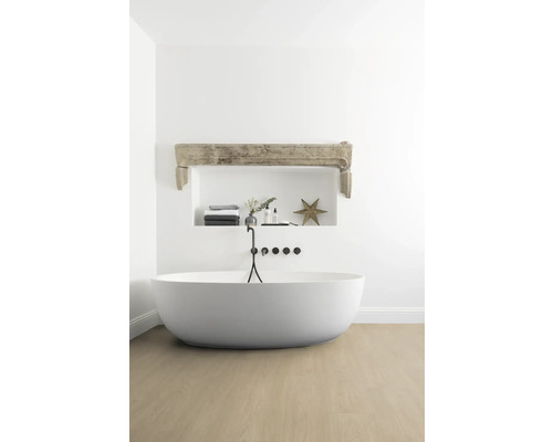 Kúpeľňa s voľne stojacou vaňou, úložným priestorom a dekoratívnymi prvkami pre svetlú a priestrannú atmosféru