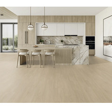 Svetlá kuchyňa s kuchynským ostrovom, mramorovou doskou, drevenými prvkami a zodpovedajúcou podlahou.