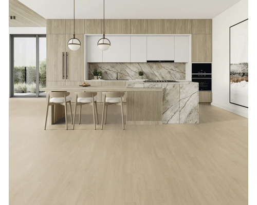 Svetlá kuchyňa s kuchynským ostrovom, mramorovou doskou, drevenými prvkami a zodpovedajúcou podlahou.