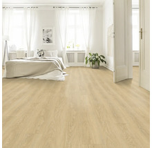 Svetlá spálňa s laminátovou podlahou so vzhľadom dreva, posteľou a bielymi závesmi.