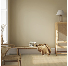 Svetlá miestnosť s dreveným nábytkom, lavicou, kopou kníh a textilom pre útulnú atmosféru.