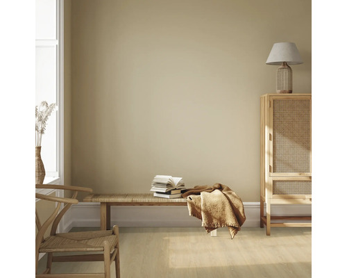 Svetlá miestnosť s dreveným nábytkom, lavicou, kopou kníh a textilom pre útulnú atmosféru.