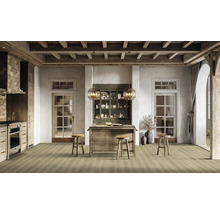 Svetlá kuchyňa s dreveným trámovým stropom, kuchynským ostrovom a drevenou podlahou