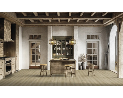 Svetlá kuchyňa s dreveným trámovým stropom, kuchynským ostrovom a drevenou podlahou