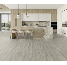 Moderná kuchyňa s drevenými akcentmi, mramorovými doskami a svetlou podlahou